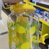 Dávkovač nápojov s kohútikom, plastová sada pohárov - 3,8 l - citrón
