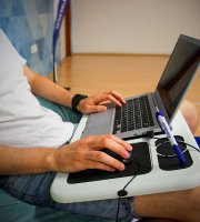 Stôl na notebook s chladiacou podložkou