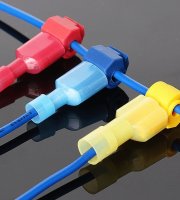 Káblový konektor so zacvakávacím uzáverom