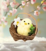 Veľkonočná dekorácia - kuriatko v hniezde - 7,5 x 7,5 cm