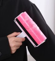 Oplachateľný valček na odstraňovanie chlpkov v ružovej farbe
