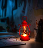 Vianočná dekorácia – lampáš – Santa – červený – 16,5 x 7 cm – 3 x LR44