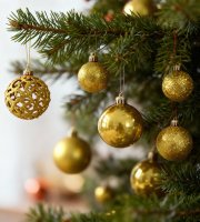 Sada vianočných ozdôb – 100 gúľ + špic na stromček – zlatá
