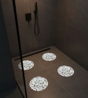 Samoľepiaca protišmyková podložka – kamenný vzor – 19 cm – 4 ks / balenie