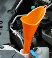 Dlhý lievik na plnenie oleja do auta