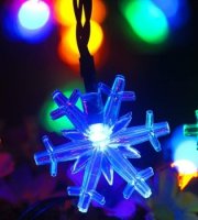 ​Solárna vianočná svetelná reťaz s LED diódami v tvare snehovej vločky
